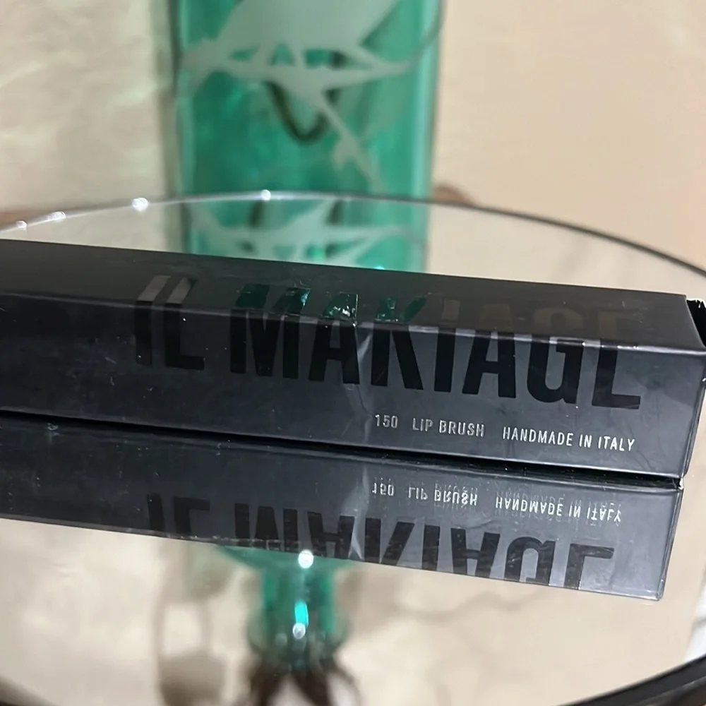 IL MAKIAGE Lip Brush 150 in Sleek Black, new!